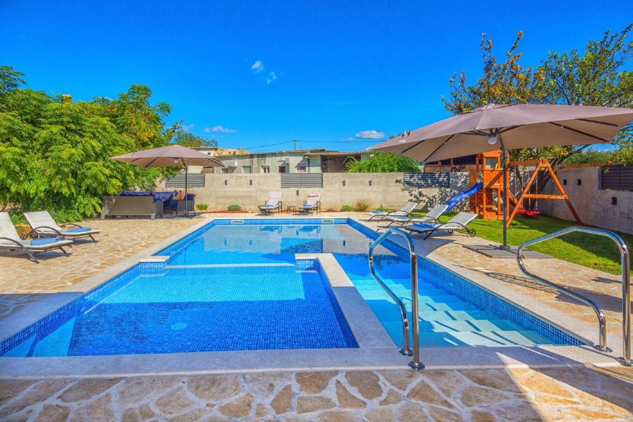 Holiday Home Tower With Private Pool, Sauna And Quads Smilcic Екстериор снимка