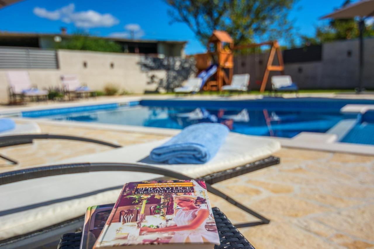 Holiday Home Tower With Private Pool, Sauna And Quads Smilcic Екстериор снимка