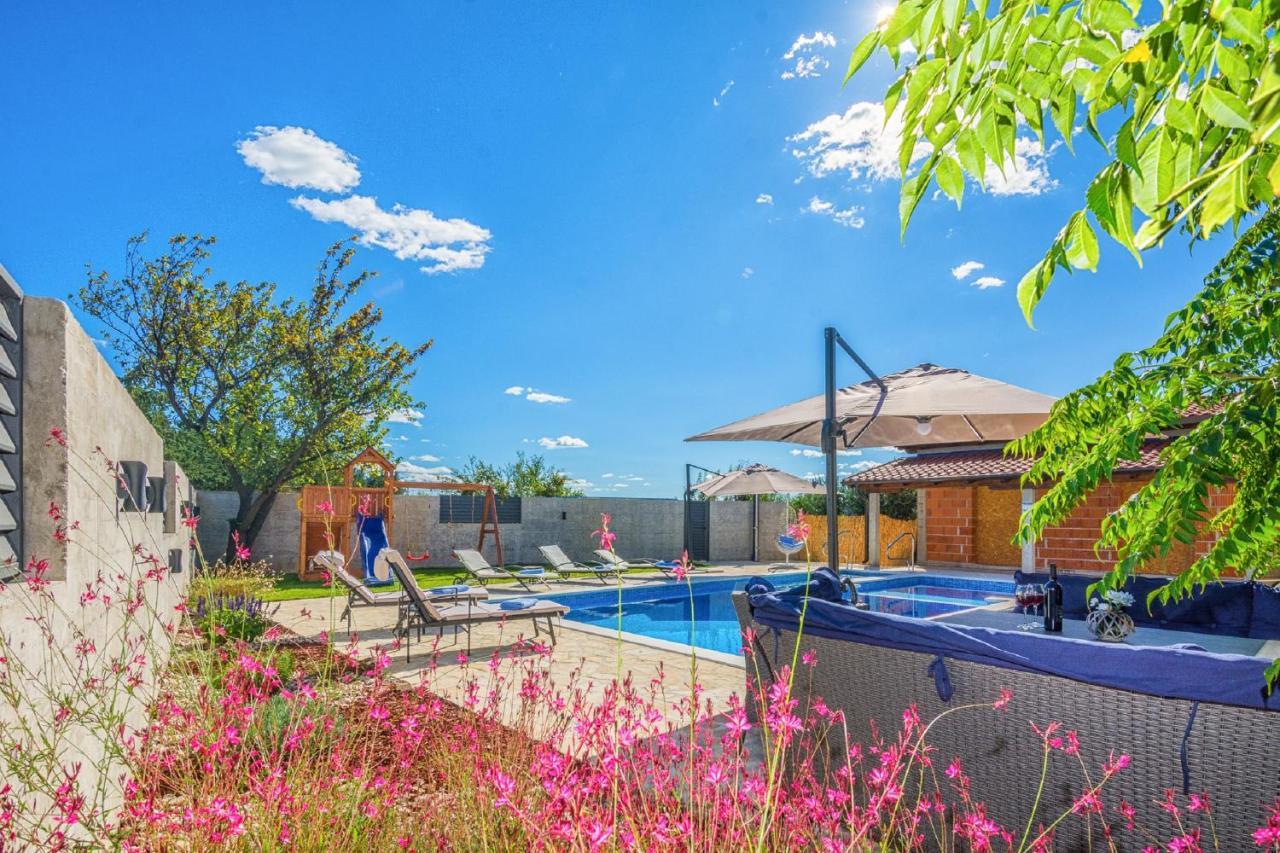 Holiday Home Tower With Private Pool, Sauna And Quads Smilcic Екстериор снимка